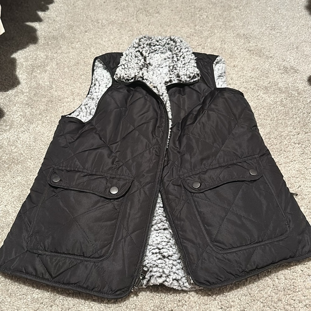 Reversible Puffer Vest - Picture 4 of 6